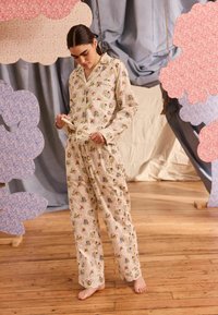 Cath Kidston REGULAR FIT SET - Pižamos komplektas - ecru paddington bear