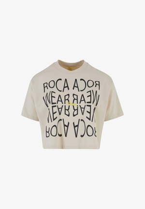 Kreemivärvi lühike T-särk musta graafilise tekstiga ringikujulises mustris. Lihtne ümmargune kaelus ja lühikesed varrukad, valmistatud pehmest puuvillast materjalist.