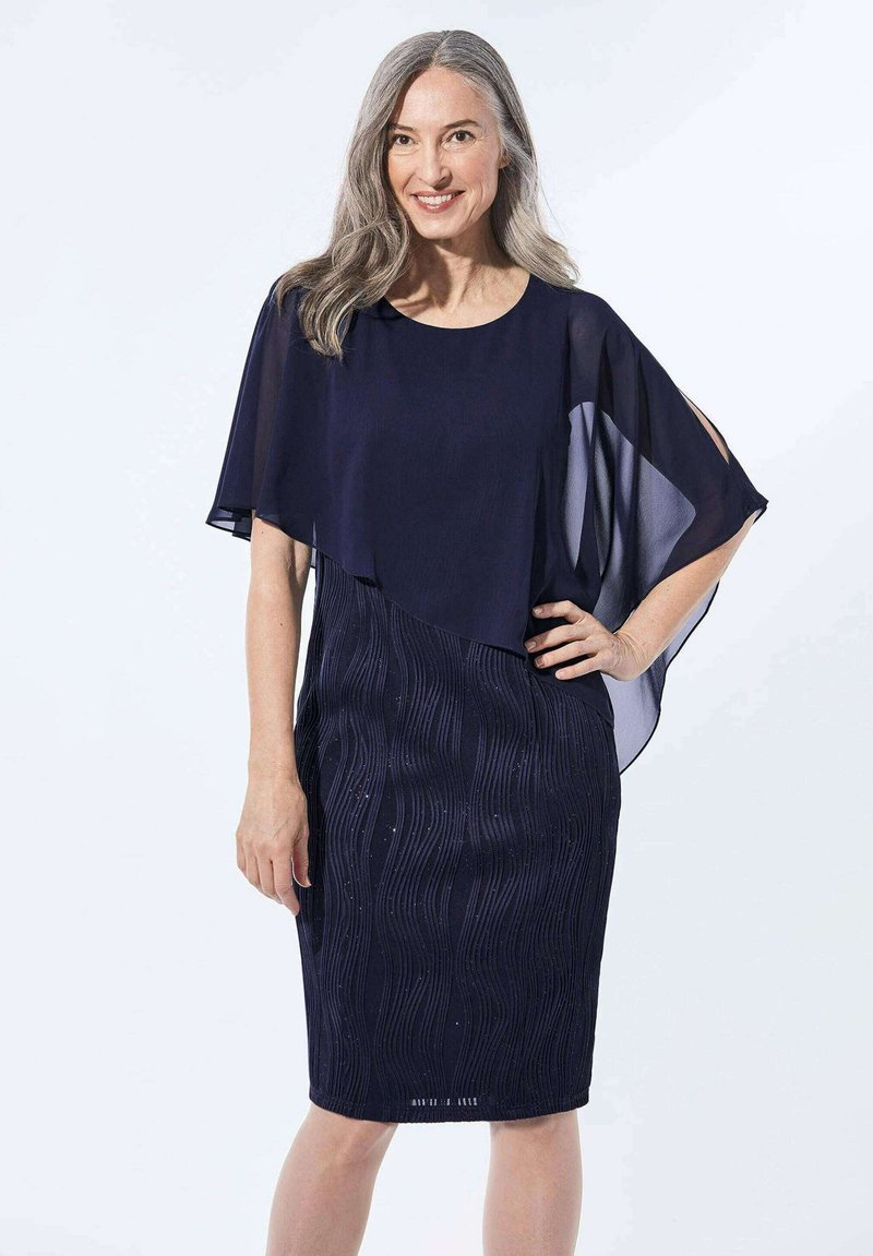 Marineblaues Kleid mit einer geschichteten, durchsichtigen Drapierung und strukturiertem Wellenmuster. Der Stoff hat einen dezenten Glanz und ist tailliert.