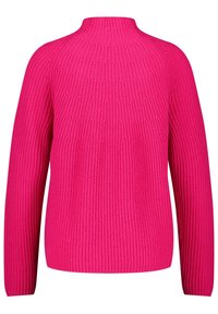 Rosa ribbad polokrage-tröja med långa ärmar och en strukturstickad design, med en rak nederkant och en åtsittande passform runt halsen.