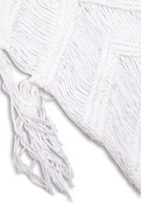 Tessuto bianco intrecciato con frange testurizzate, caratterizzato da un motivo geometrico e una finitura morbida e liscia. I bordi sono аккуратmente cuciti, aumentando la durabilità.