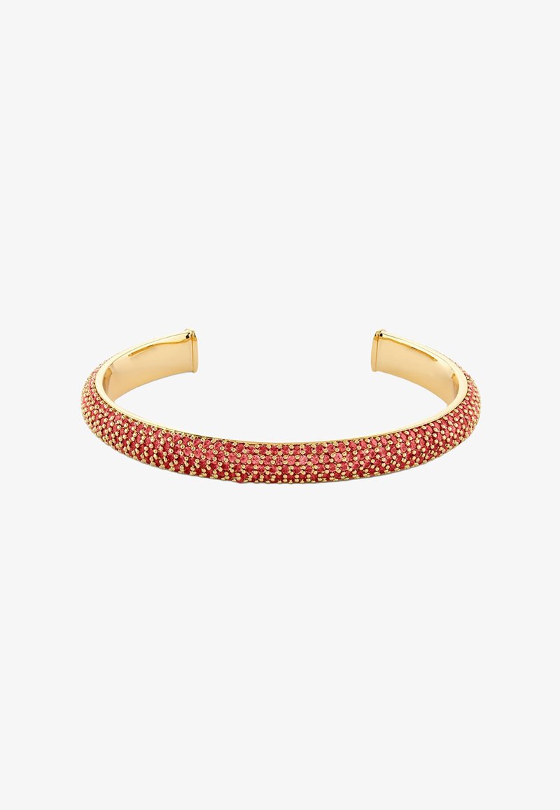 Bracelet manchette en or avec une surface texturée ornée de petites pierres rouges couvrant uniformément la bande extérieure.