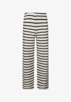 Pantalon en maille blanche avec un motif de rayures en zigzag noir horizontal et une coupe droite.