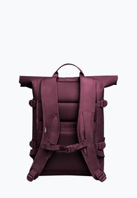 Vínová batoh s rolovacím vrškem, polstrovaným meshovým zadním panelem, nastavitelnými popruhy a sponami; má robustní rukojeť a texturovanou látku.