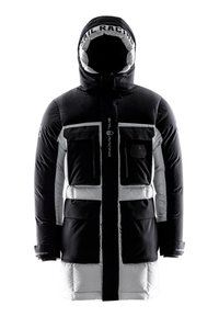 Vadderad parka med svart och vit färgsättning. Har dragkedja fram, stora fickor med dragkedja och en huva med varumärke. Slät textur.