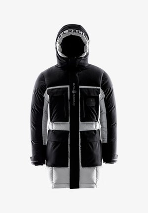 Padded parka w czarno-białej kolorystyce. Posiada zamek z przodu, duże kieszenie na zamek oraz kaptur z logo. Gładka tekstura.