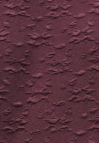 Tessuto satinato in un profondo colore bordeaux, con modelli curvi in rilievo che presentano una superficie leggermente ruvida e dettagli intricati.