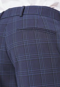 Isaac Dewhirst THE FASHION PEAK SUIT - Κοστούμι - blue check