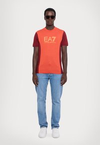 EA7 Emporio Armani Triko s potiskem - syrah