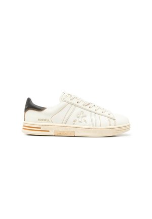 Baskets basses blanches avec semelle beige, languette de talon noire, logo croisé sur le côté, texte "Russell" et fermeture à lacets.