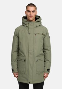 Olivno zelena parka jakna s kapuco, pritisnimi zapirali, zadrgo na prsnem žepu, dvema sprednjima žepoma in detajli na rokavih.