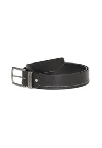 Zwarte leren riem met een gestructureerde afwerking, voorzien van een metalen gesp in zilvertint en witte stiksels langs de randen.