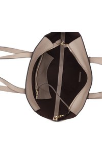Tote bag met een gladde, beige leren buitenkant en een donkere binnenkant. Voorzien van dubbele handvatten, ritscompartimenten en een gestructureerd patroon aan de binnenkant.