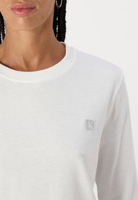 Calvin Klein Jeans REGULAR LONG SLEEVED - Tops ar garām piedurknēm - bright white