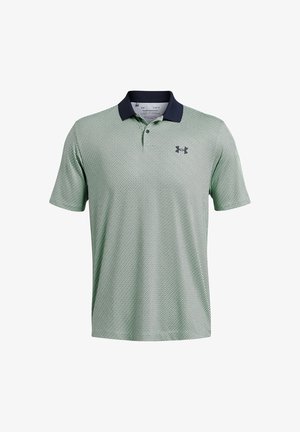 Polo verde y azul marino con patrón, que presenta un cuello, mangas cortas y un pequeño logo en el pecho. Hecho de tela ligera.