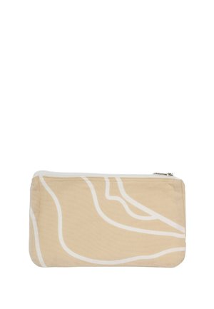 Pochette en tissu beige avec un motif abstrait de lignes courbes blanches, forme rectangulaire et tirette de fermeture éclair argentée sur le bord supérieur.
