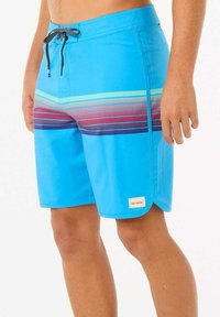 Costume da bagno blu con strisce orizzontali di verde chiaro, rosa e viola. Realizzato in tessuto morbido con cintura regolabile e etichetta.
