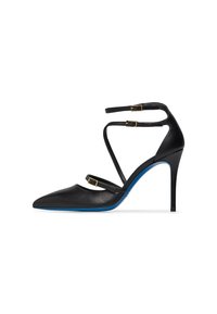 Scarpa con tacco alto in pelle nera, con punta affusolata, caratterizzata da due fascette decorative e fibbie dorate, su una suola con tonalità blu.
