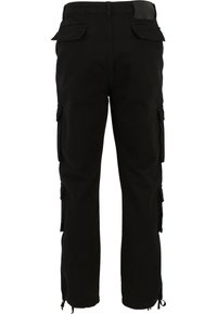 Pantalon cargo noir avec multiples poches à rabat sur les côtés et à l'arrière, jambes droites et cordons réglables aux ourlets.