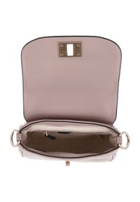 Sac à main texturé rose avec quincaillerie dorée, de forme rectangulaire, fermeture magnétique et un intérieur ouvert mettant en valeur une doublure en tissu clair.