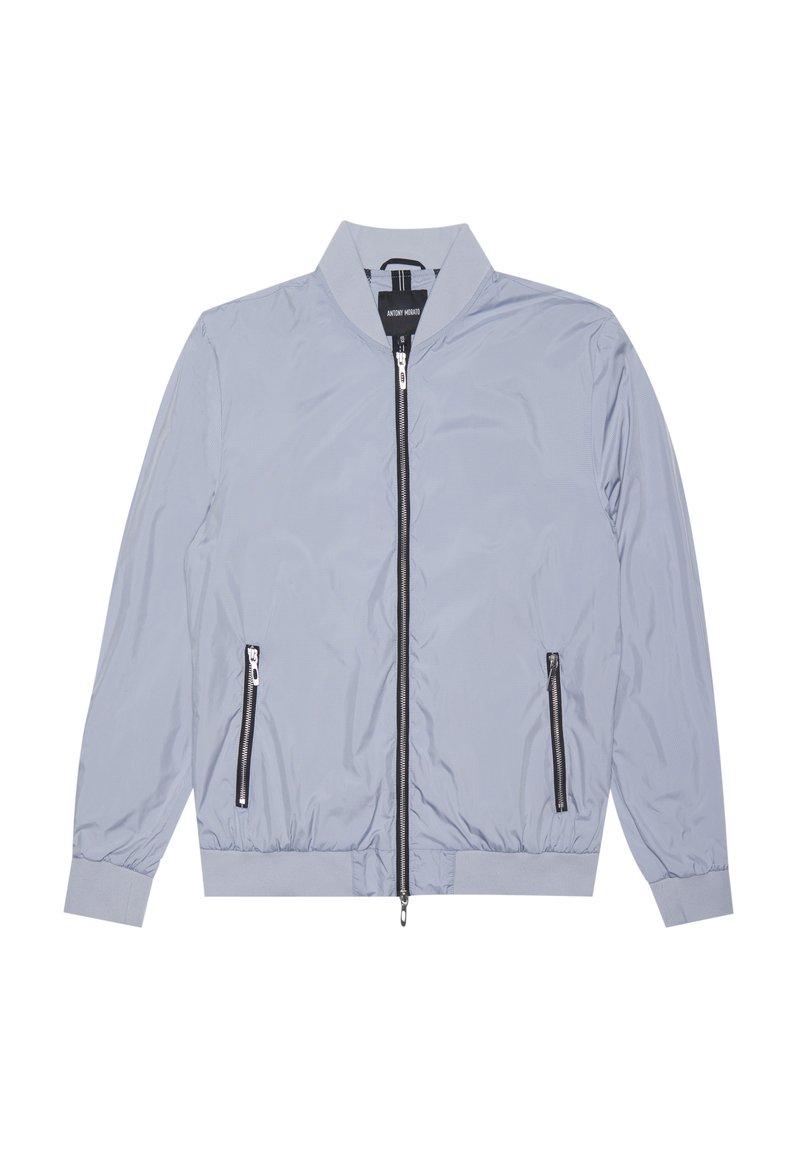 Giacca bomber azzurro chiaro realizzata in tessuto liscio, con zip frontale, due tasche laterali con zip nere e colletto e polsini a coste.