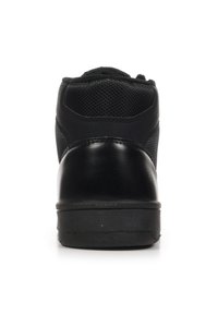 Baskets montantes noires avec une tige en mesh texturé et des accents en cuir lisse, présentant un col rembourré et une semelle en caoutchouc plate.