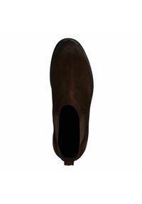 Stivale alla caviglia in suede marrone con punta rotonda, pannelli laterali elasticizzati, tallone rinforzato e un linguetta sul retro per facilitarne l'indossamento.