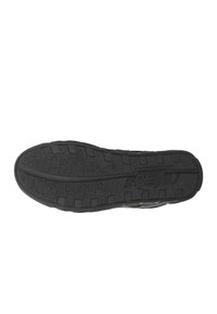 Zwarte sportschoenzool van textuur rubber voor grip, met een golvend patroon en een reliëflogo over het midden.