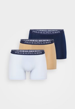 Tri par kakovih bokseric v beli, bež in mornarsko modri barvi. Vsak ima kontrastno elastično pasovno oznako z napisom "POLO RALPH LAUREN."