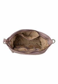 Interno di una borsa in pelle rosa con fodera beige, multiple tasche e chiusure con zip. Include dettagli in metallo.