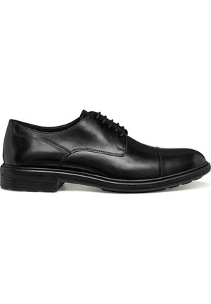 Zapato oxford de cuero negro pulido con cordones cerrados, capellada en la punta y tacón bajo apilado, mostrado de perfil.