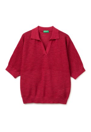 Roter gestrickter Kurzarm-Polopullover mit gerippten Bündchen und offenem Kragen, versehen mit horizontalen, strukturierten Streifen und einem grünen Etikett im Nackenbereich.