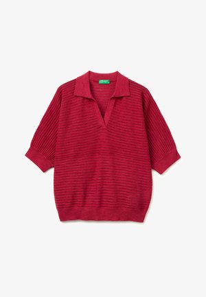 Roter gestrickter Kurzarm-Polopullover mit gerippten Bündchen und offenem Kragen, versehen mit horizontalen, strukturierten Streifen und einem grünen Etikett im Nackenbereich.