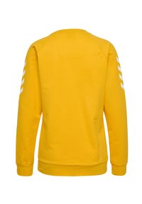 Gul sweatshirt med rund halsringning, långärmade och vita chevronmönster på ärmarna. Tillverkad av mjukt, texturerat tyg.