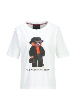Wit T-shirt met korte mouwen met een afbeelding van een teddybeer met zonnebril, zwarte outfit, een handtas vasthoudend en de tekst "THE 19V69 COOL TEDDY".