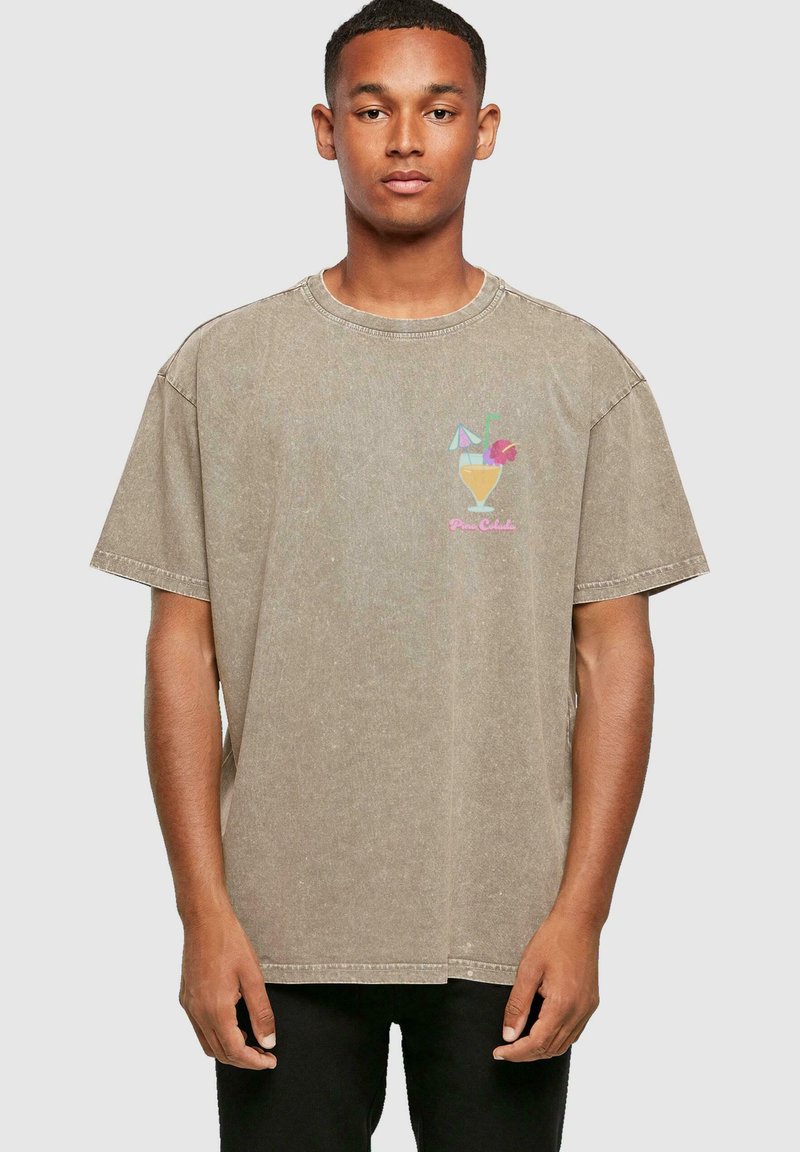 Merchcode PINA COLADA ACID WASHED HEAVY - T-shirts med print - darkkhaki