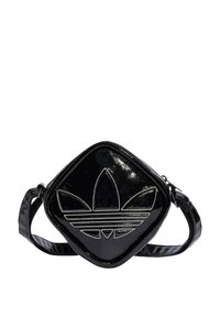 Czarna, lakierowana torebka na ramię o kształcie diamentu, z haftowanym w srebrnym kolorze logo z przodu i teksturowanym paskiem.