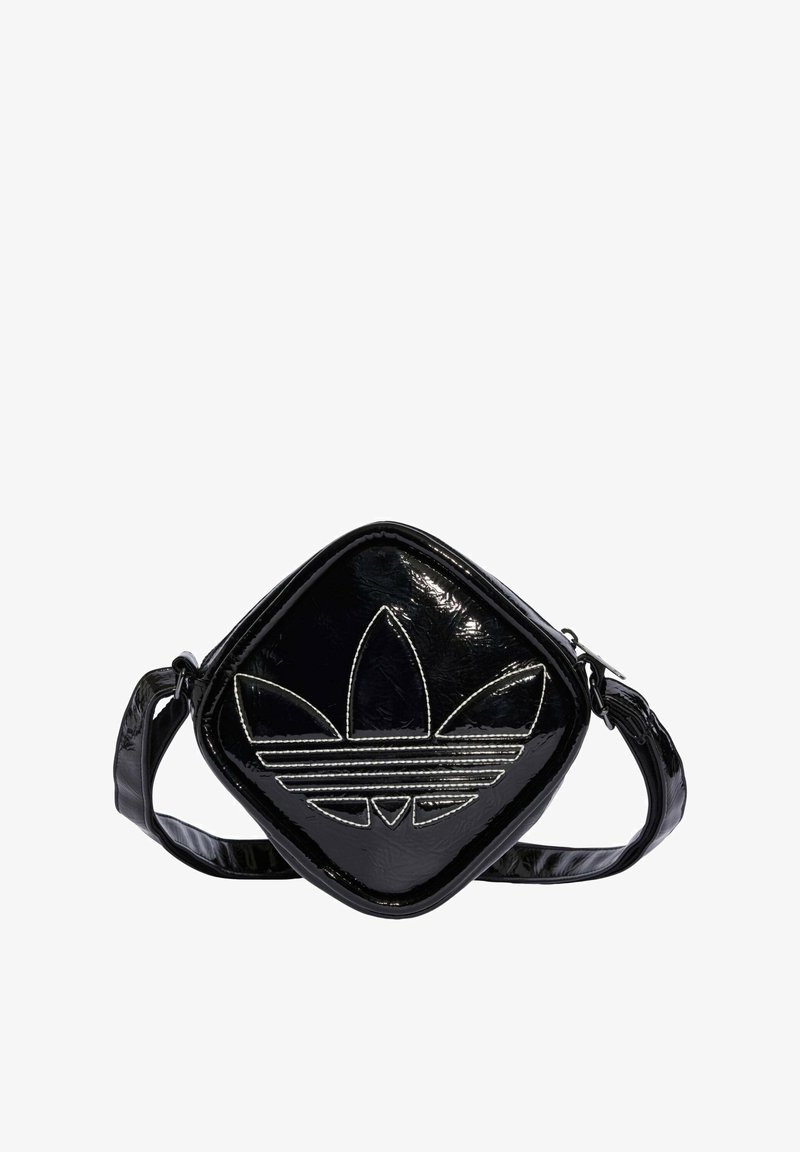 Czarna, lakierowana torebka na ramię o kształcie diamentu, z haftowanym w srebrnym kolorze logo z przodu i teksturowanym paskiem.