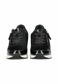 Sneaker nere realizzati con un mix di suede e pelle verniciata, punta tonda, design con lacci e cerniera laterale con accenti metallici.