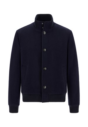 Chaqueta de forro polar azul marino con cuello alto, cierre de botón, dos bolsillos laterales y puños y dobladillo acanalados para un ajuste estructurado.