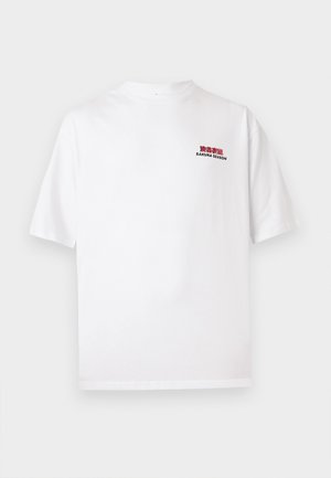 Biele tričko s krátkym rukávom s malým červeným grafickým motívom čerešňového kvetu a čiernym nápisom "SAKURA SEZÓNA" na ľavej strane hrude.