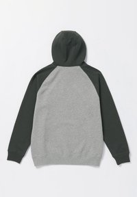 Sudadera con capucha de cuerpo gris y mangas raglán verde oscuro. Presenta una capucha, puños de canalé y una textura suave.