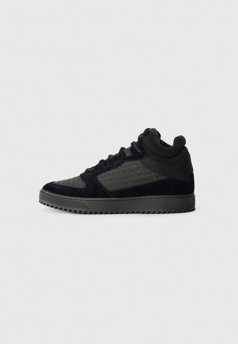 Musthave musta kõrge päka tennis, mis on valmistatud nahast ja sünteetilistest materjalidest, tekstuuriga ülemine osa logo mustriga ning kummist välistald.