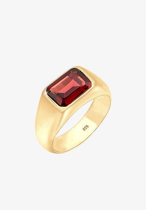 Bague en ton or avec une pierre rouge rectangulaire, bande lisse, et marquage gravé "925" pour argent sterling.