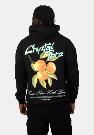 Zwarte hoodie met een kleurrafische afbeelding van sinaasappels en groene bladeren. De tekst luidt "Crystal Paris" en "From Paris With Love."