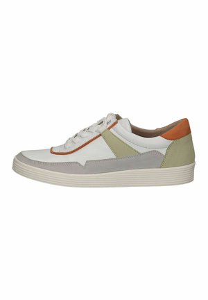 Baskets blanches en cuir avec des accents en suède gris et vert, talon orange, semelle texturée et lacets sur le devant. Présente un design épuré et minimal.