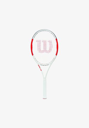 Wilson tennisracket met een witte frame, rode accenten en een ruitpatroon op de snaren. Beschikt over een gestructureerde handgreep voor grip.