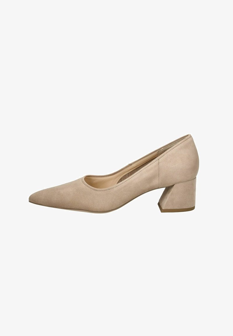 Pompe en suède beige avec un bout pointu et un talon bloc. Texture lisse et design simple, avec une ouverture basse à l'avant.