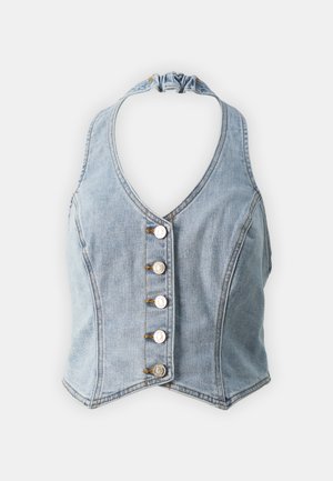 Top halter de mezclilla en azul claro, con un escote en V profundo y cinco botones plateados en la parte delantera. Escote elástico fruncido para un buen ajuste.