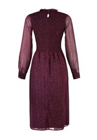 Robe bordeaux à manches longues, longueur genoux, avec motif floral, corsage smocké, manches transparentes et fermeture à boutons dans le dos au niveau de l'encolure.